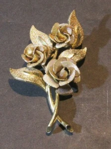 Pin de tres rosas en tono dorado cepillado - Imagen 1 de 4