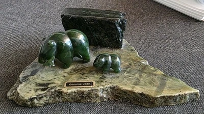 Oso de piedra de jade genuino de colección con pez/cachorro en base hecho en escultura de Alaska  Foto 1 de 4