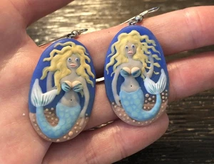 Orecchini a cerchio ovali a sirena in argilla polimerica - Foto 1 di 7