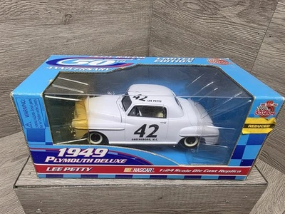 Lee Petty #42 1949 Plymouth Deluxe 1/24 Racing Champions Petty Racing 50th Anv. Foto 1 de 4