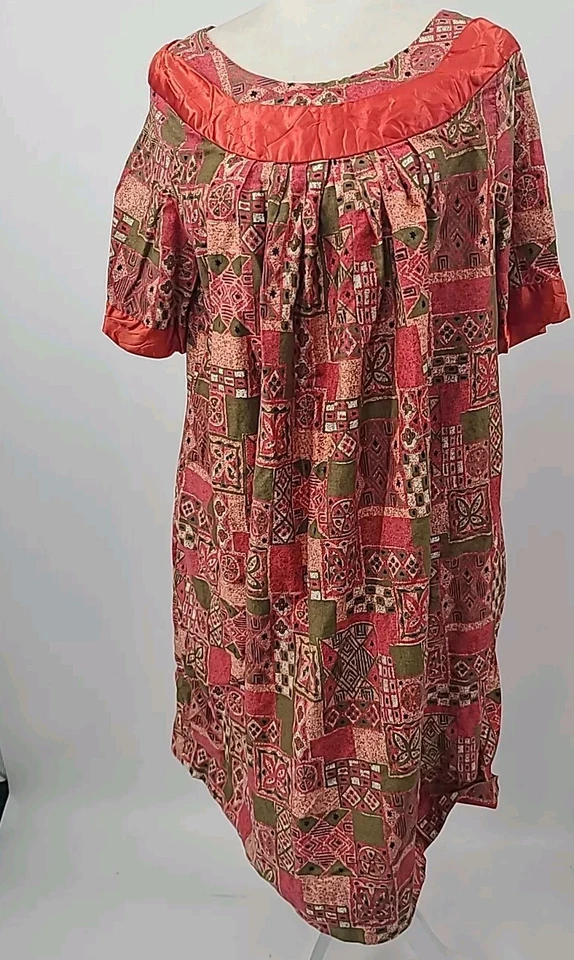 Vestido de casa vintage de caftán Muumuu de los años 50, Robarre Fabrics Inc. Pink Tiki Hawaiian Foto 1 de 4