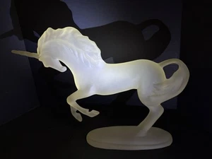 De Colección Estatua Unicornio Acrílico Esmerilado Animal Mágico Mítico Regencia Decoración ~21" L - Imagen 1 de 19