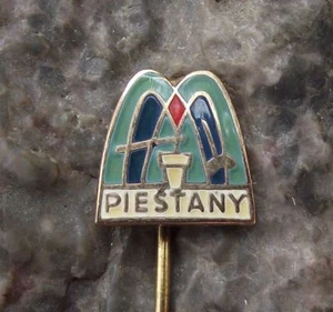 Piestany Bâton de Marche Cassé Béquille Santé Spa Fontaine Guérison Spa Pin Badge - Photo 1/2