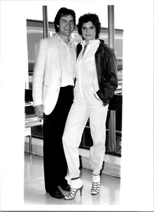 Foto de prensa 1980 actor británico Patrick Mower y Suzanne Daniel 6 x 8 - Imagen 1 de 2
