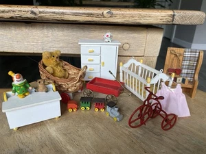 Lote Casa de Muñecas Miniatura Carro Infantil Muebles Vintage Mimbre Cochecito de Bebé - Imagen 1 de 15