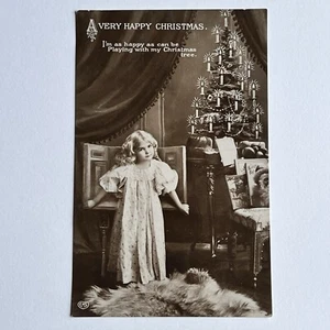 Antike schöne Weihnachts Postkarte entzückendes kleines blondes Mädchen Kerzen Baum - Bild 1 von 11