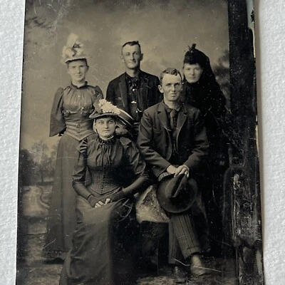 Fotografía antigua tipo tinte hermosa mujer joven y hombres jóvenes guapos algunas sonrisas Foto 1 de 4