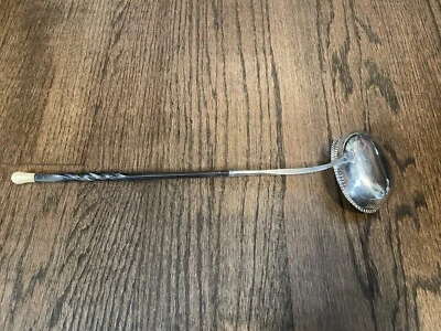 Cucharón Toddy de plata del siglo XVIII.  Foto 1 de 4