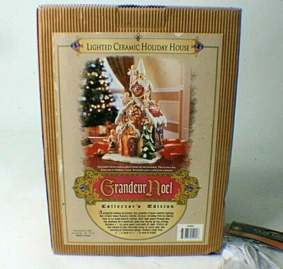 Grandeur Noel Lighted Holiday House 9" Christmas Ceramic 2002 w/ New Light MINT Foto 1 de 4