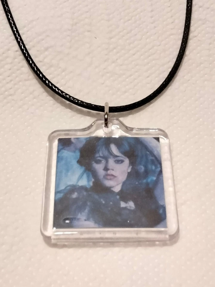 Collana Mercoledi Addams - Wednesday Addams - Ciondolo foto ballo! Natale! - Immagine 1 di 1
