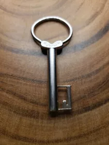 Vintage 1982 Avon ANFÄNGLICHER SCHLÜSSELRING ""J"" in silberfarbenem Metall - gebraucht - Bild 1 von 4