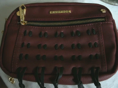 Cartera Bandolera Pequeña Rampage Borgoña con Cremallera Frontal/Cadena Dorada Eslinga Foto 1 de 4