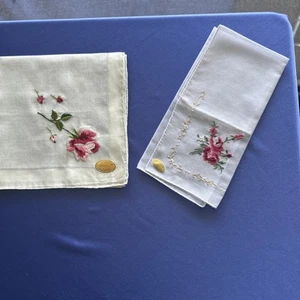 2 pañuelos vintage nuevos con etiquetas - Petit Point y flores rojas rosadas bordadas - Imagen 1 de 5