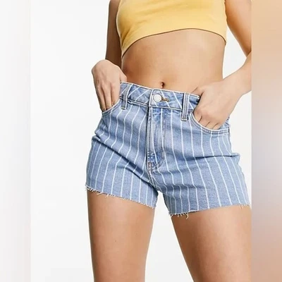 Pantalones cortos de mezclilla de tiro alto Wrangler con rayas horizontales en piedra Foto 1 de 4