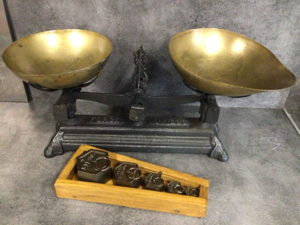 Balance ancienne 10 Kgs plateau cuvette à bec verseur et serie de poids en fonte - Photo 1/4