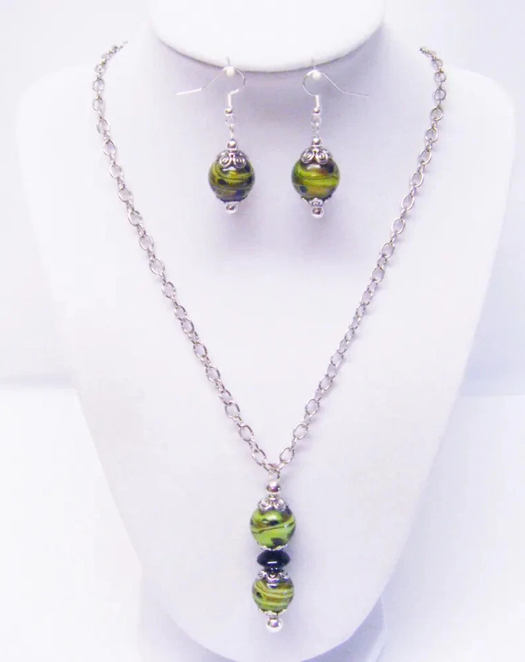Juego de collar y pendientes colgantes con cuentas de vidrio forrado con papel de aluminio remolino verde/negro/marrón Foto 1 de 4