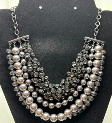 Collar Grueso Gótico Tono Plata con Perlas Grises y Piedras Loft Firmado Foto 1 de 4