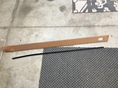 GM NOS 1994-1999 Cadillac Deville Seville Parabrisas Revelación Superior Moldura Negro Foto 1 de 4