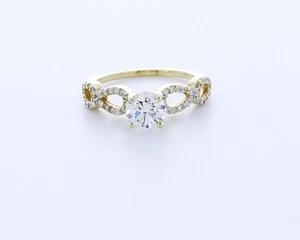 Anillo de acento de banda torcida con punta de oro de 14 quilates de corte redondo D/VVS1 de diamante creado en laboratorio de 1,1 quilates - Imagen 1 de 4