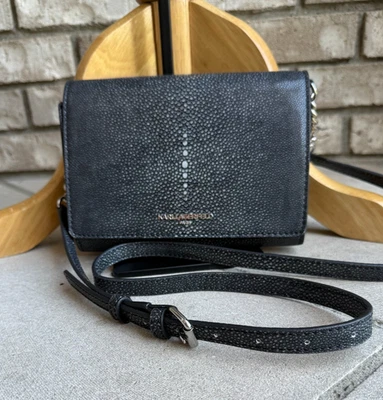 BLUTCH BANDOLERA KARL LAGERFELD PARÍS ESTRUCTURADO CON SOLAPA NEGRO GRIS VEGANO Foto 1 de 4