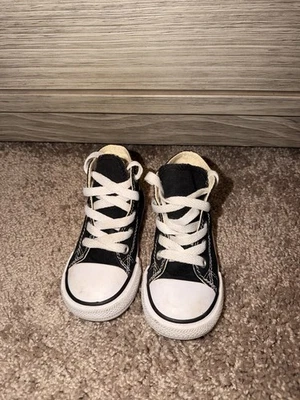 Top alto negro Converse Chuck Taylor All Star niño pequeño Foto 1 de 4