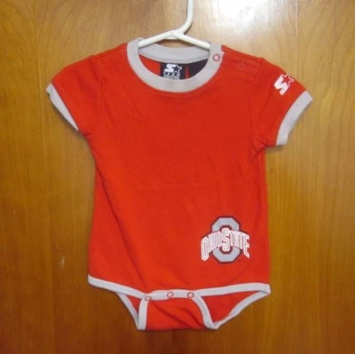 OHIO STATE University 婴儿爬行者 6-9M 连体裤 初学者 OSU 响铃器 七叶树  — 第 1/2 张图片