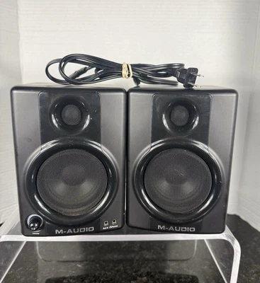Altavoces M-Audio Studiophile AV30 Powered monitores de estudio negros probados Foto 1 de 4