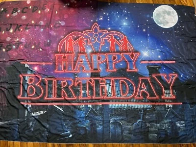 二手状况完好奇怪的东西-生日快乐横幅-84x60 英寸 — 第 1/2 张图片