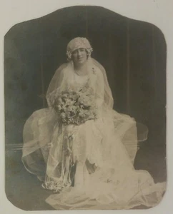 Vintage 1927 Hochzeitsfoto tolles Kleid Kopfbedeckung Zug Rosen - Bild 1 von 2