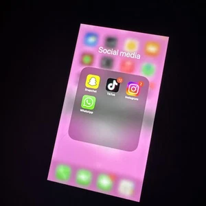 Apple iPhone 8 Plus z tiktok (PRODUKT) CZERWONY - 64GB - (Odblokowany) - Zdjęcie 1 z 3