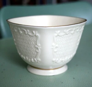 Lenox Canterbury Ivory Porcelain Square Footed Serving Bowl Candy Dish 24K Gold - Picture 1 of 4
