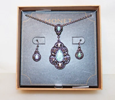 Juego de collar y pendientes Monet de 20" de cristal verde y marcasita nuevo en caja Foto 1 de 3
