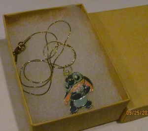 NEU Stitch Charm goldfarbene Halskette 16 Zoll mit Geschenkbox - Bild 1 von 2