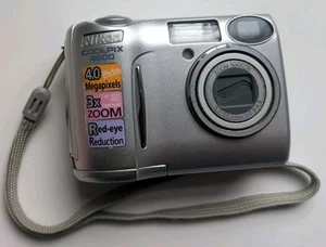 Nikon COOLPIX 4600 4,0-MP-Digitalkamera – silberfarben - Bild 1 von 6