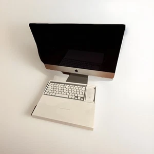Apple iMac 21.5 Zoll 16GB RAM 1TB Fusion Drive 2,7Ghz i5 + Apple Maus & Tastatur - Bild 1 von 5