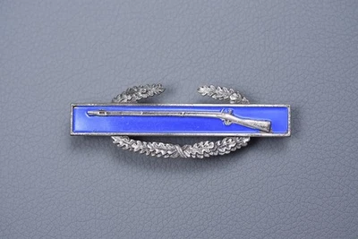 ЗНАЧОК БОЕВОЙ ПЕХОТЫ АРМИИ США ВТОРОЙ МИРОВОЙ ВОЙНЫ — СТЕРЛИНГОВОЕ СЕРЕБРО, МАТОВАЯ СПИНА - Изображение 1 из 4