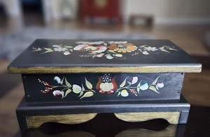 Vintage schwarz Holz handbemalt Blumen Deckel Andenken/Schmuckkästchen 10" signiert - Bild 1 von 8