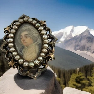 Antike Miniatur Portrait einer Tudor Dame Brosche umgeben von Kunstperlen - Bild 1 von 13