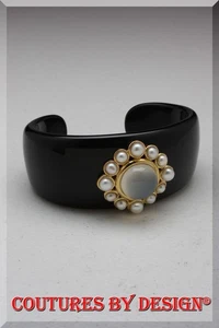 Brazalete negro abierto ancho St John Knits con piedra lunar grande nuevo sin etiquetas precio de venta sugerido por el fabricante $300 - Imagen 1 de 3