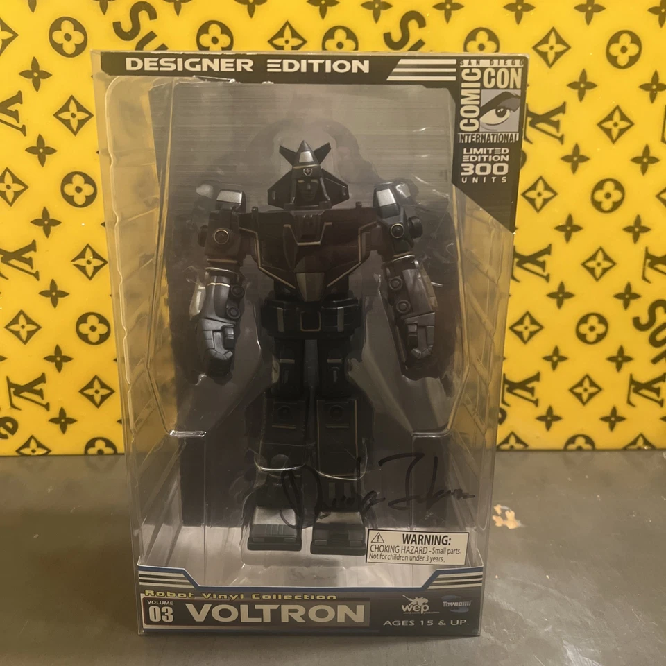 Toynami Voltron 汽车 Daisuke Fukada 设计师版乙烯基 SDCC LE 300 签名 — 第 1/4 张图片