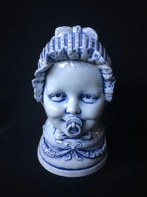 Important POT À TABAC Forme TÊTE DE BÉBÉ À LA TÉTINE Porcelaine Émaillée Boîte - Photo 1/4