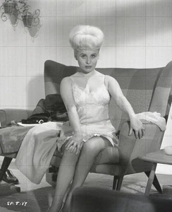 BARBARA WINDSOR as 'Maggie Gooding' - 10" x 8" b/w Photo SPARROWS CAN'T SING - Imagen 1 de 1