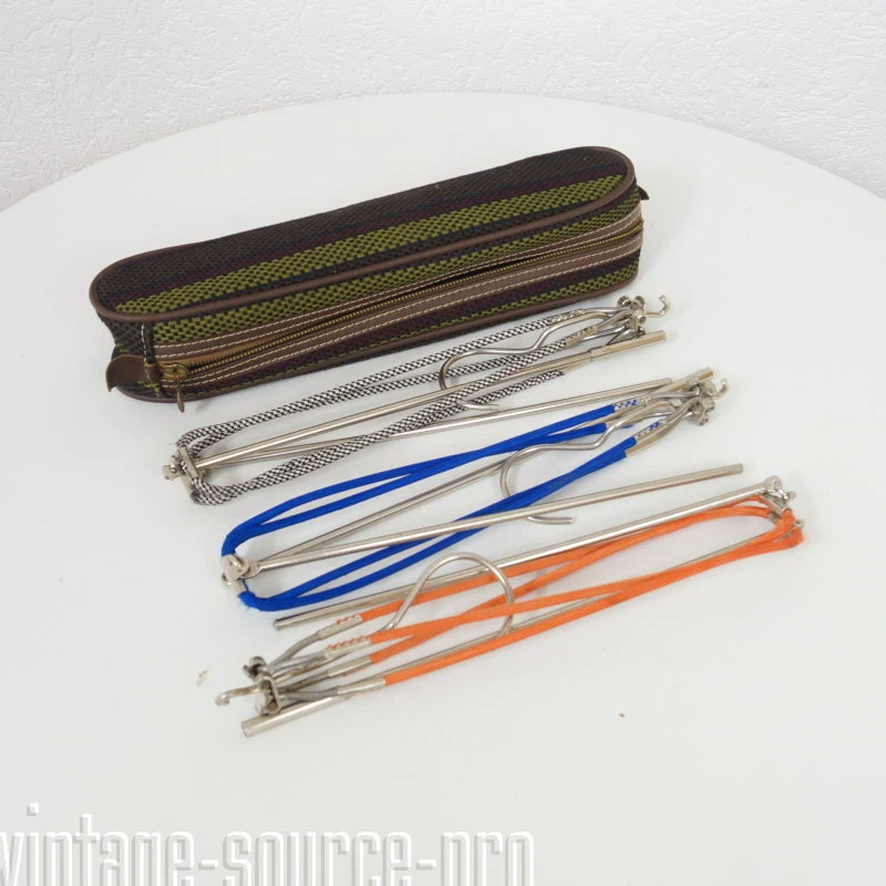 3 alte 50er Jahre Vintage Reise Kleiderbügel Klapp Hosen Bügel in Stofftasche - Bild 1 von 1