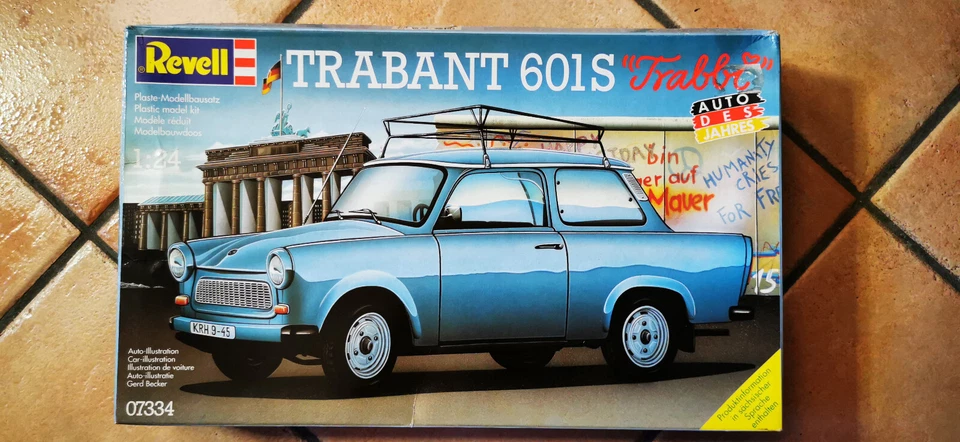 REVELL TRABANT 601S 1/24 - Immagine 1 di 4