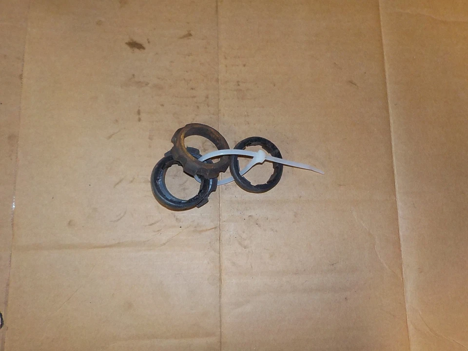 1983 年本田 CX650C 定制原始设备制造商车头灯底座橡胶装饰(2 件套) — 第 1/1 张图片