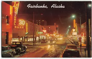 Street Scene FAIRBANKS, ALASKA Segunda Avenida Noche Neón Postal De Colección Años 50 - Imagen 1 de 2