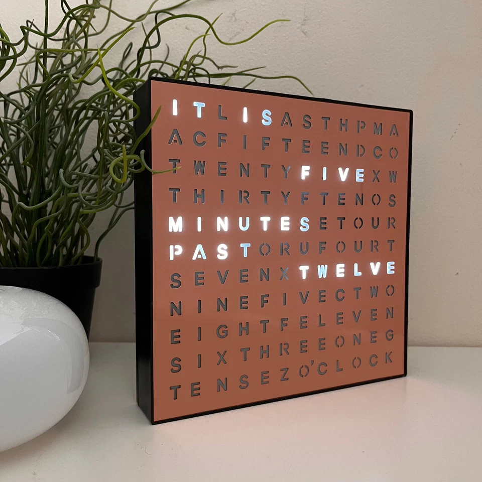 Reloj de escritorio LED Word - 7,8" X 7,8" X 2" - Alimentado por cable USB - Un artículo de regalo único Foto 1 de 4