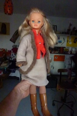 Poupée vintage  Bella "TRESSY" , avec vêtements, voir photos. - Photo 1/4