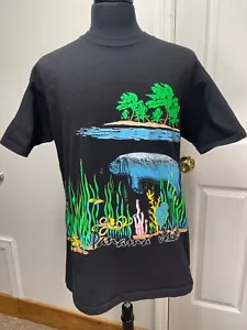 Vintage 90er Panama Jack ALL OVER Grafik T-Shirt Seekuh Delfin Fisch Strand Ozean - Bild 1 von 7
