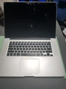 Apple MacBook Pro A1398 15" /EMC 2674 - NOT WORKING/ FOR PARTS OR REPAIR - Foto 1 di 7